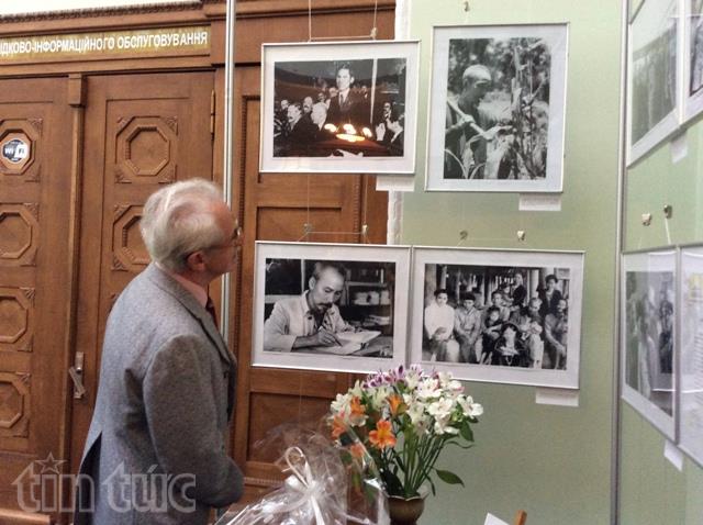 ງານວາງສະແດງຮູບພາບກ່ຽວກັບປະທານໂຮ່ຈິມິນຢູ່ອາເຊຣີແລະຢູແກຼນ